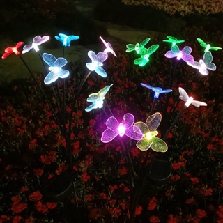 Solcellelampe med farveskift og vippende sommerfugle på spyd